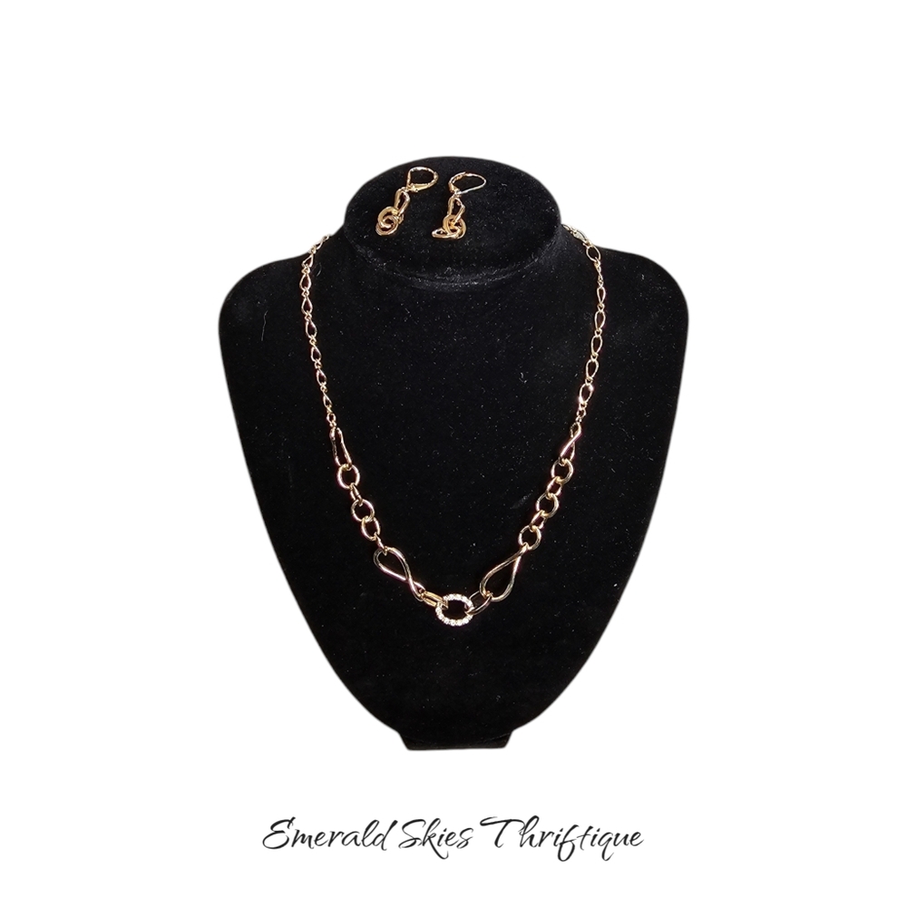 Avon necklace and earrings set